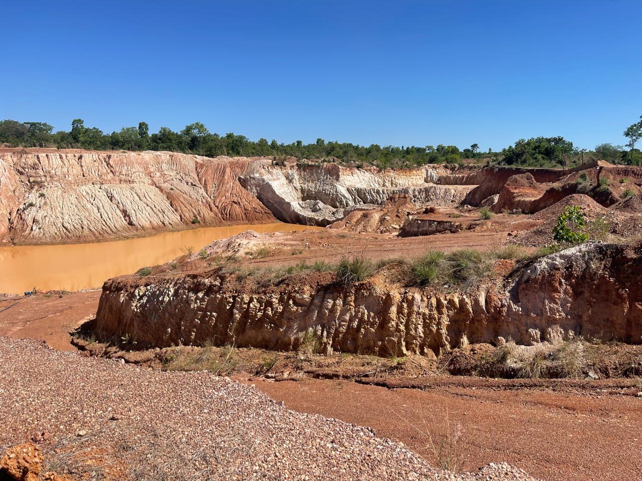 Cava de mineração de ouro em terra vermelha